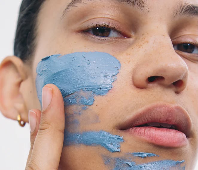 Medicube Zero Pore Blackhead Mud Mask op het gezicht