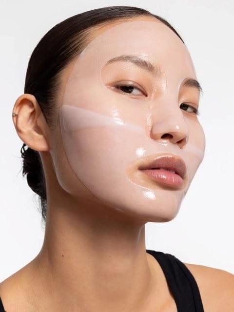 Medicube PDRN Pink Collagen Gel Mask op het gezicht