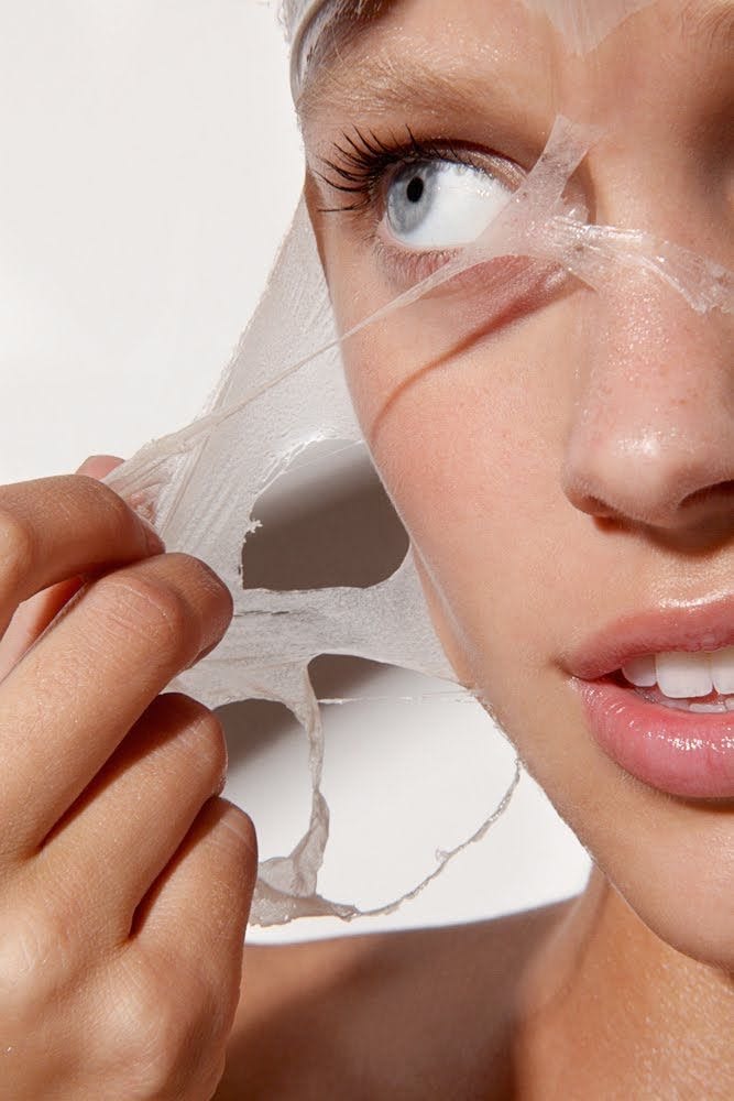 Medicube Collagen Night Wrapping Mask op het gezicht